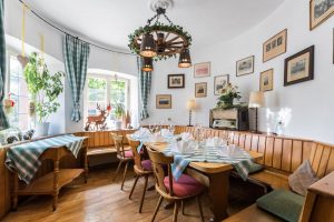 Großes Esszimmer mit gedecktem Tisch