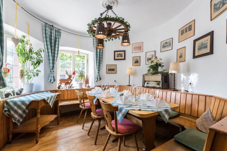 Großes Esszimmer mit gedecktem Tisch