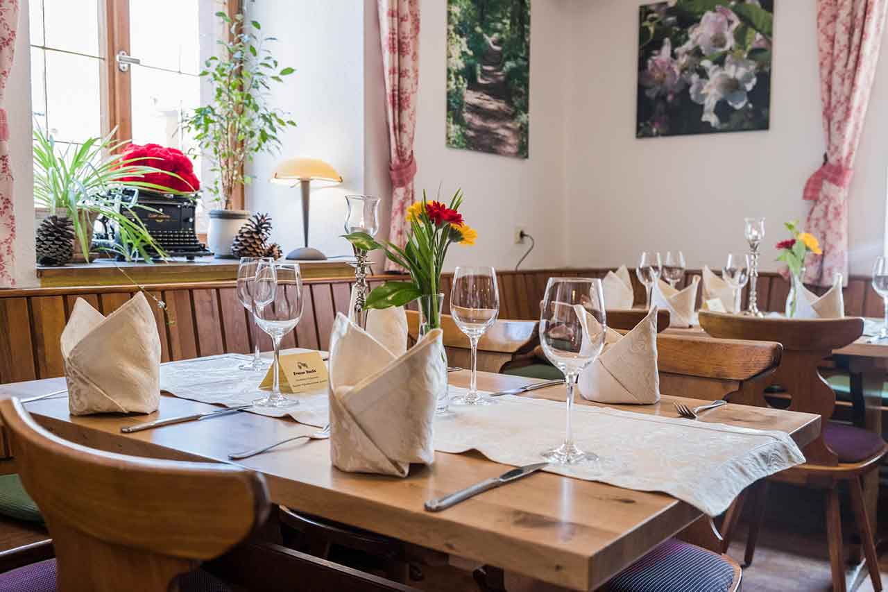 Gemütlicher Essbereich mit gedecktem Tisch und Stühlen